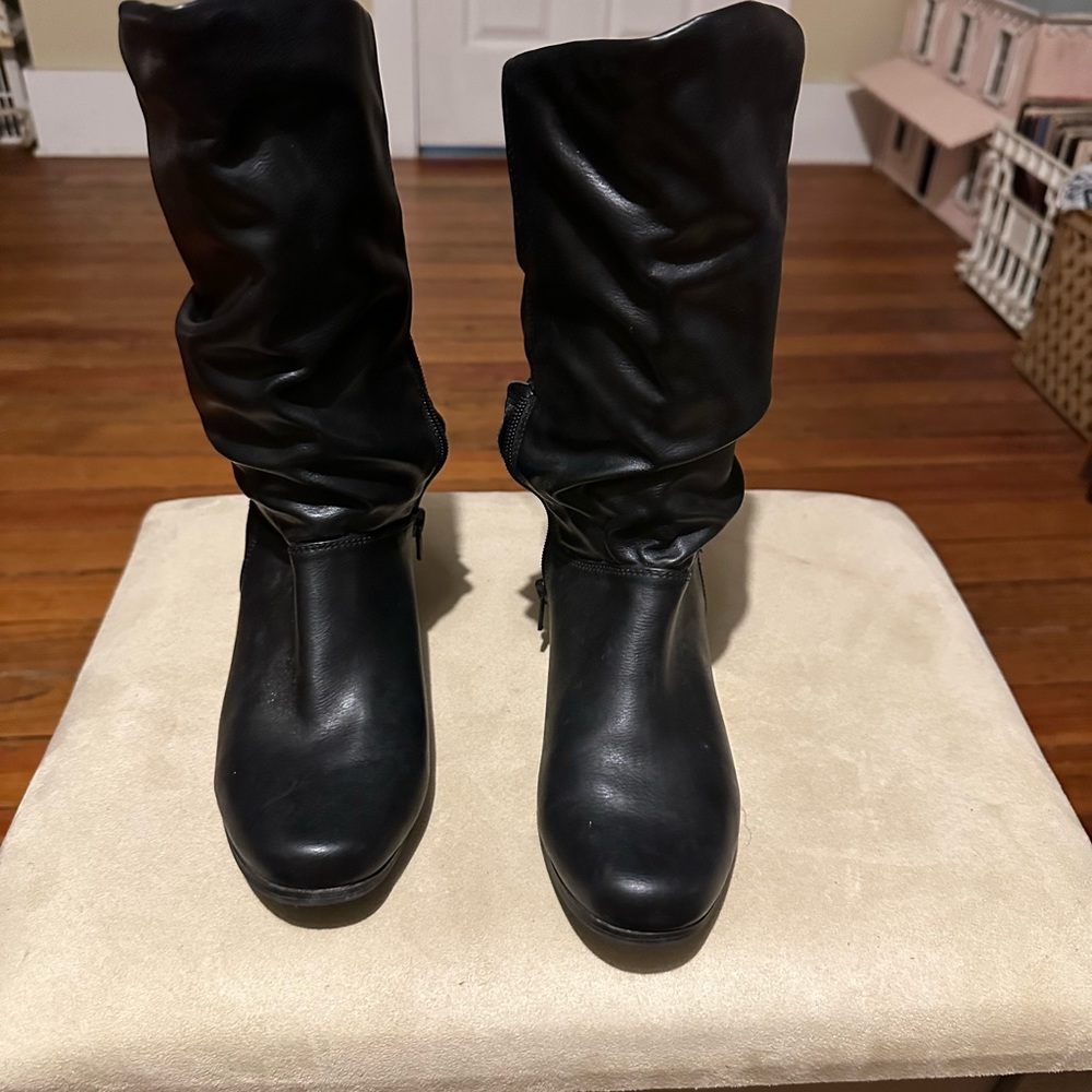 Black boot flat with 5” midway zipper closure. Size 5